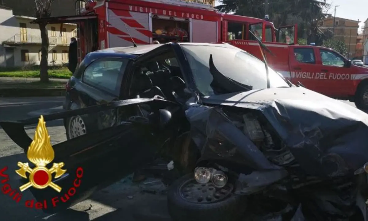 Incidente stradale a Cutro, auto contro muretto: 2 feriti