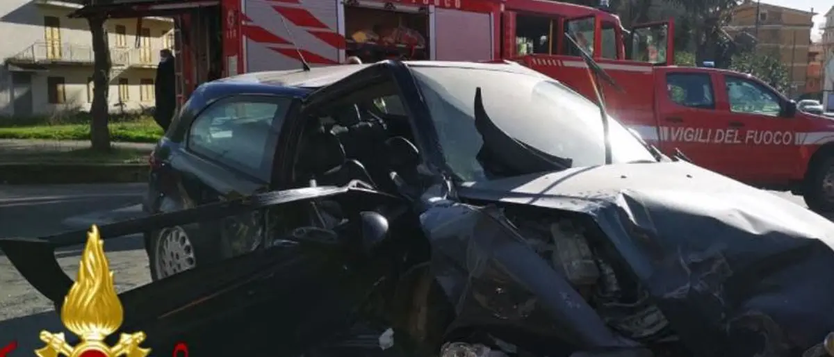 Incidente stradale a Cutro, auto contro muretto: 2 feriti