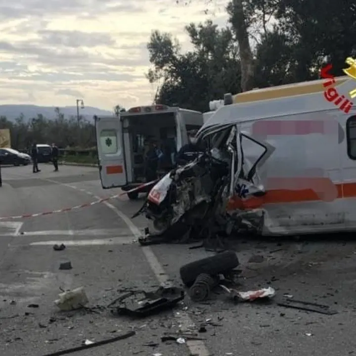 Incidente a Lamezia Terme, scontro tra ambulanza e furgone: 3 feriti