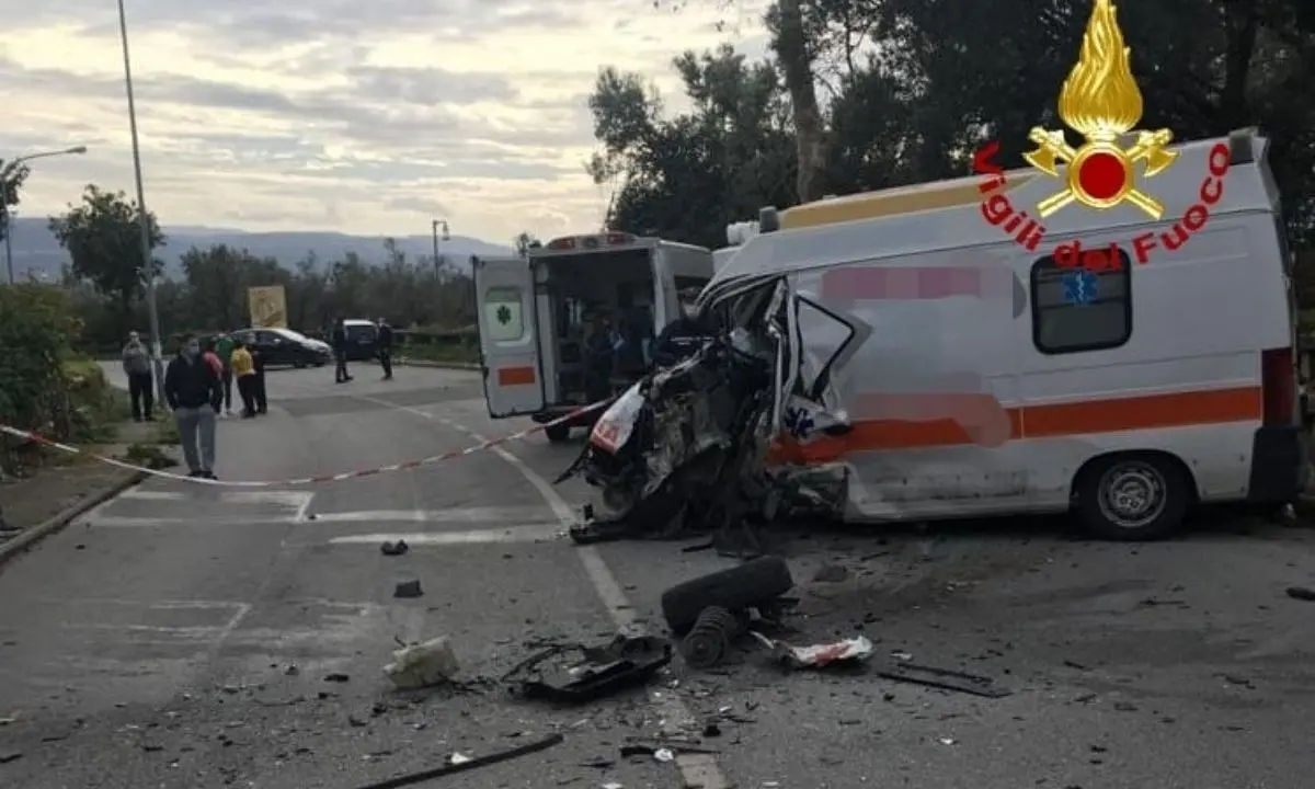 Incidente a Lamezia Terme, scontro tra ambulanza e furgone: 3 feriti