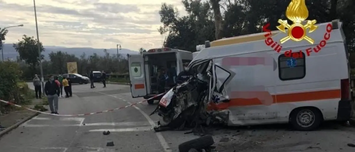 Incidente a Lamezia Terme, scontro tra ambulanza e furgone: 3 feriti