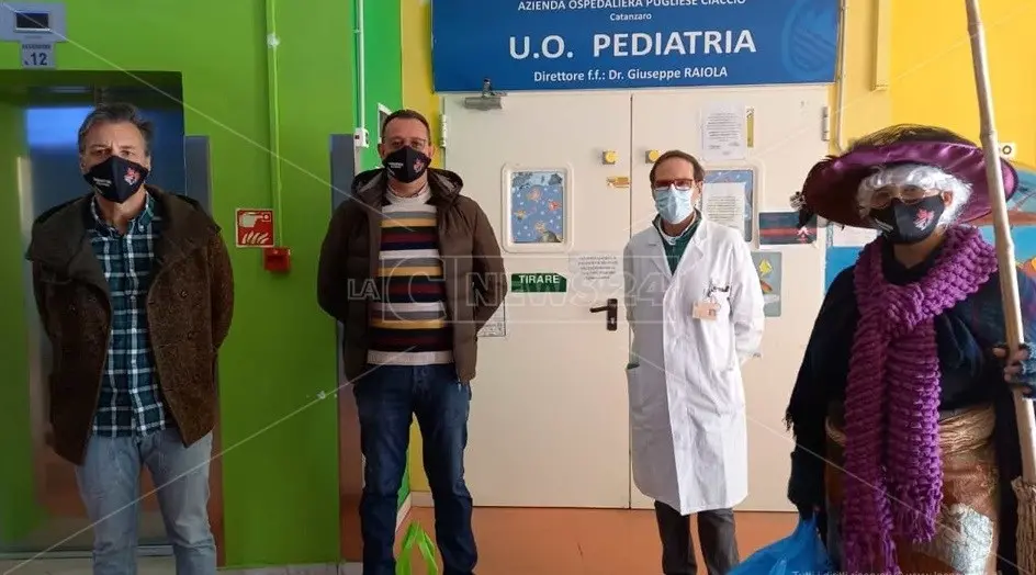 All'ospedale Pugliese di Catanzaro è arrivata la Befana del poliziotto