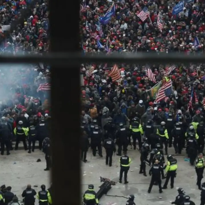 Usa, i sostenitori di Trump assaltano il Congresso. Scontri con la polizia: ferita una donna