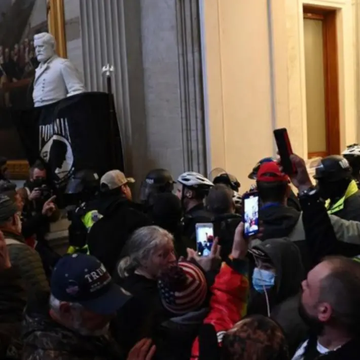 Elezioni Usa, 4 morti nell’assalto al Congresso. Trump rischia la rimozione