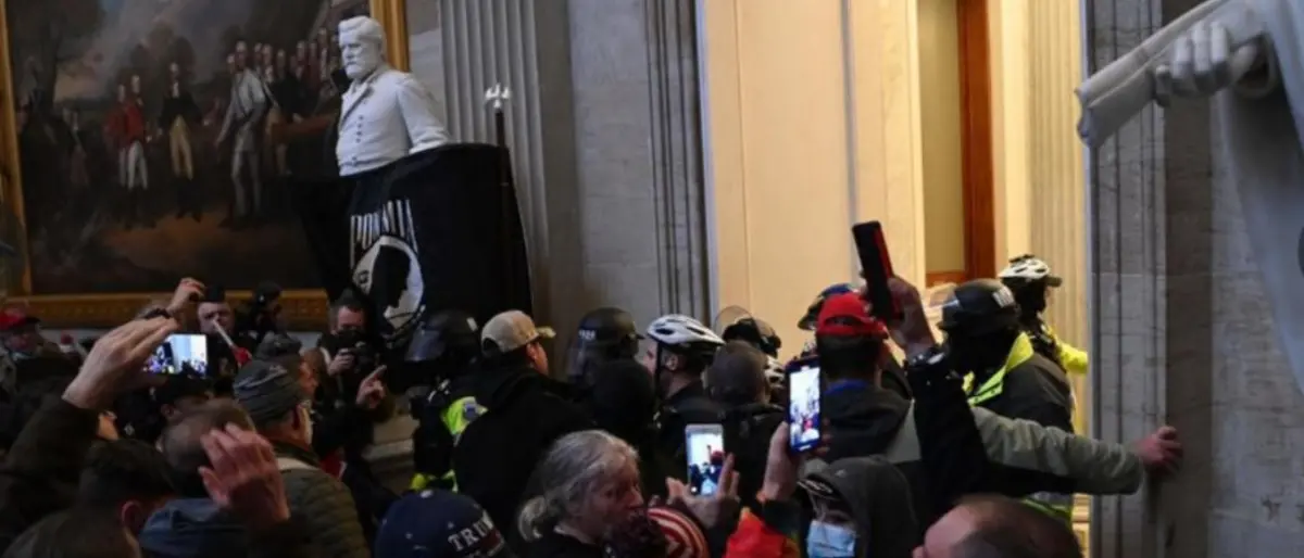 Elezioni Usa, 4 morti nell’assalto al Congresso. Trump rischia la rimozione
