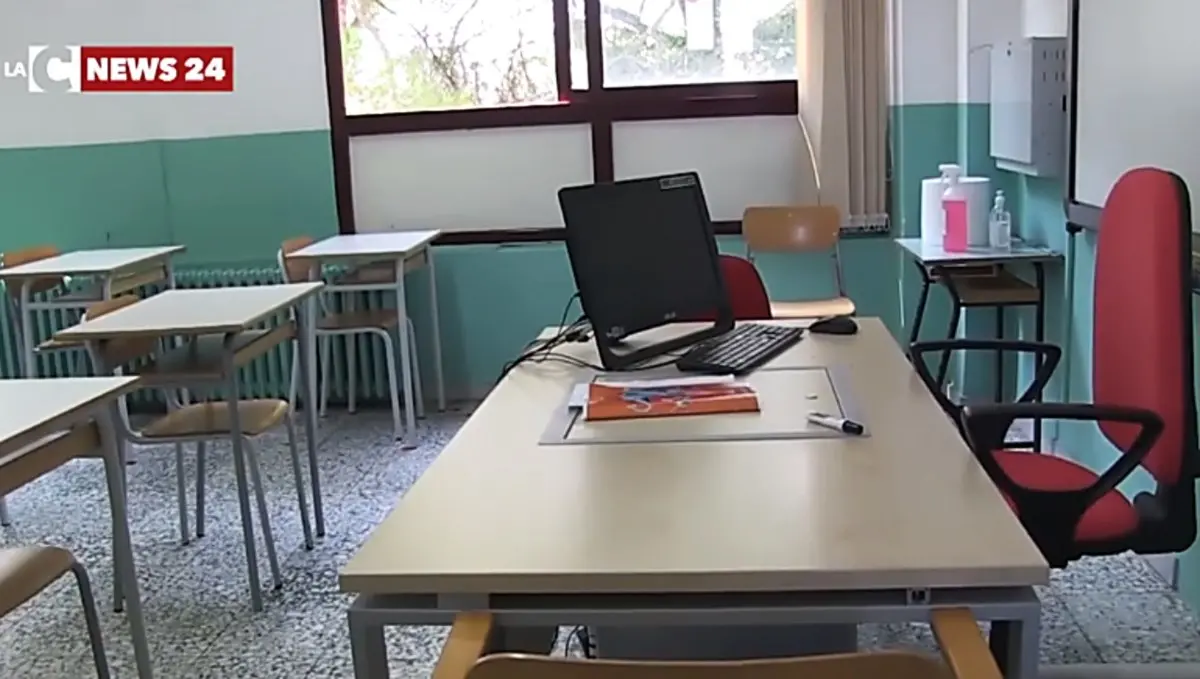 Scuole chiuse, lezioni on line davanti agli istituti superiori per protestare