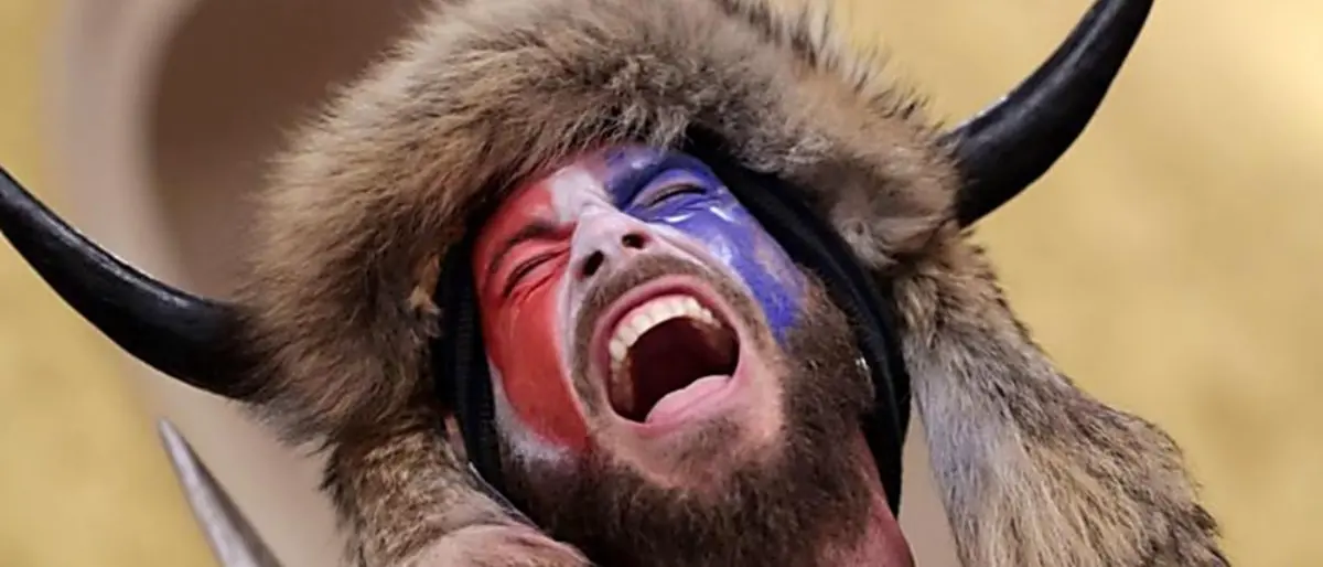 Jake Angeli, chi è “l’italiano” che ha guidato l’assalto pro Trump al congresso di Washington