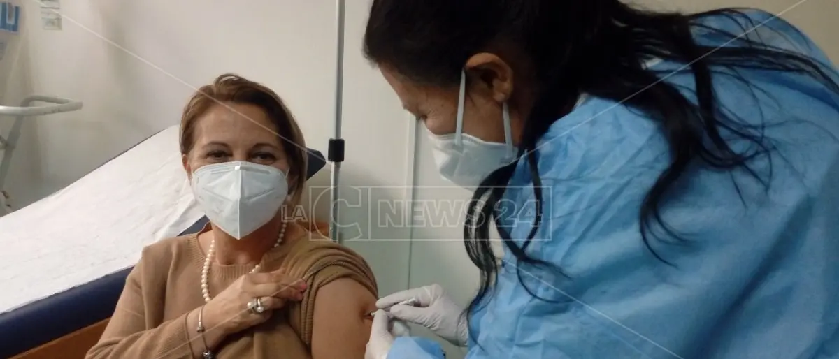 Vaccino anti-Covid, la Calabria resta ultima in Italia: 5.603 dosi somministrate