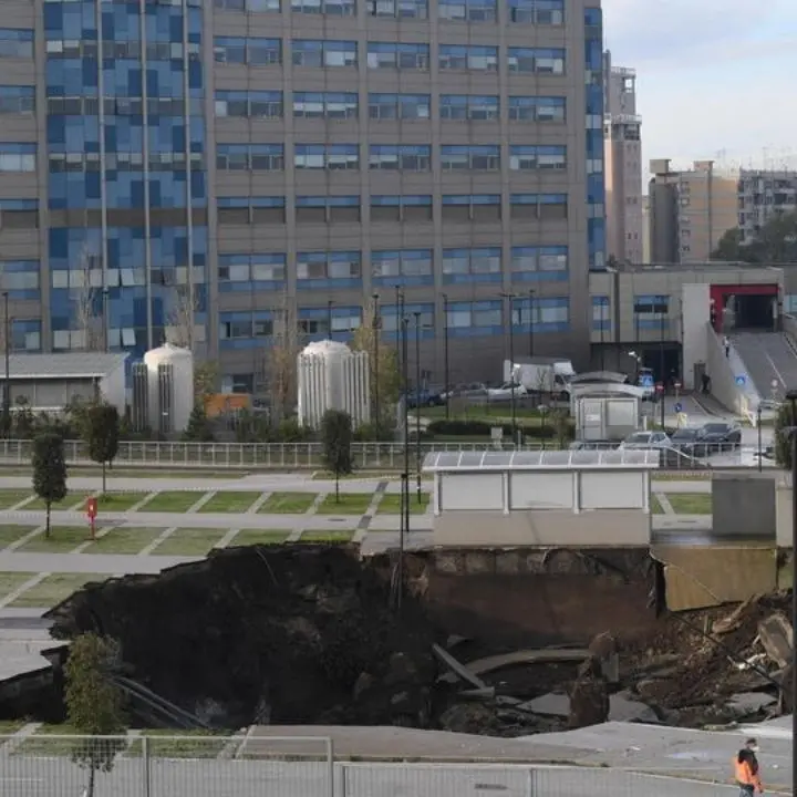 Napoli, si apre una voragine nel parcheggio dell'ospedale del Mare