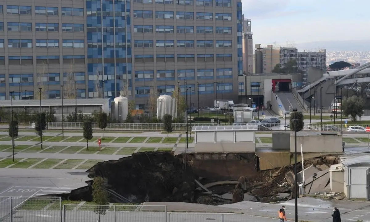 Napoli, si apre una voragine nel parcheggio dell'ospedale del Mare