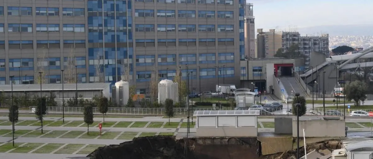 Napoli, si apre una voragine nel parcheggio dell'ospedale del Mare