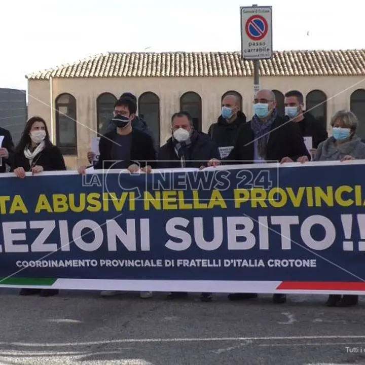 Provincia di Crotone, sit-in di Fratelli d’Italia: «Bisogna andare subito a votare»