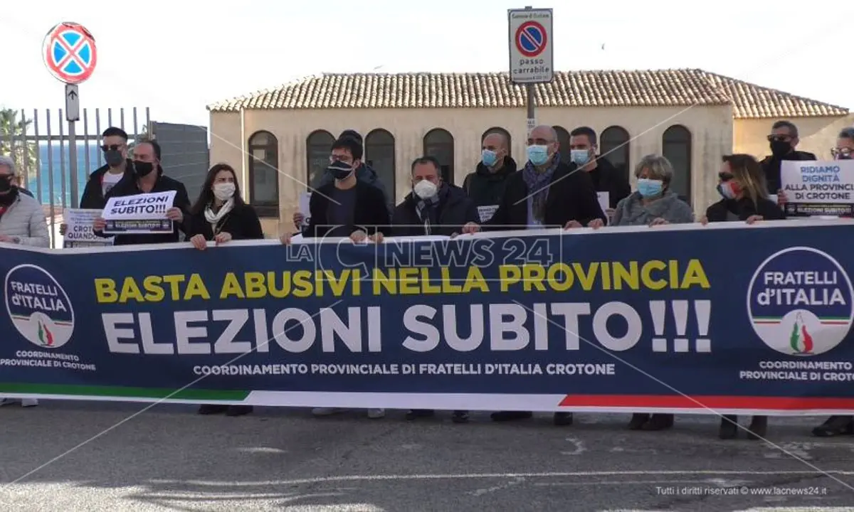 Provincia di Crotone, sit-in di Fratelli d’Italia: «Bisogna andare subito a votare»