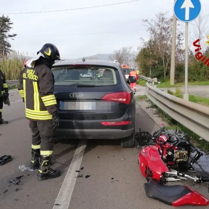 Incidente sulla statale 18, nello scontro tra auto e moto muore un 41enne