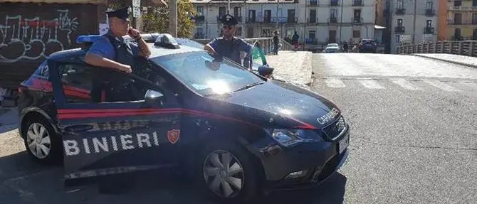 Rogliano, sequestra madre e fratello in casa: arrestato 21enne