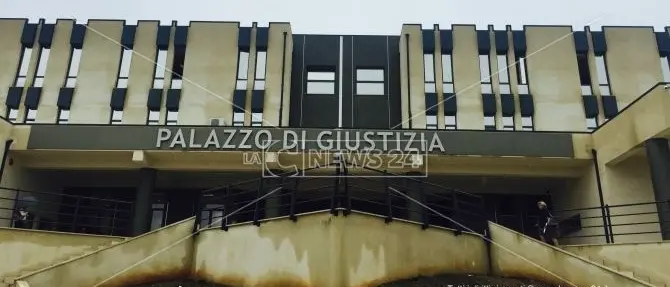 Corigliano-Rossano, pestato e gettato in una scarpata: risarcimento da un milione