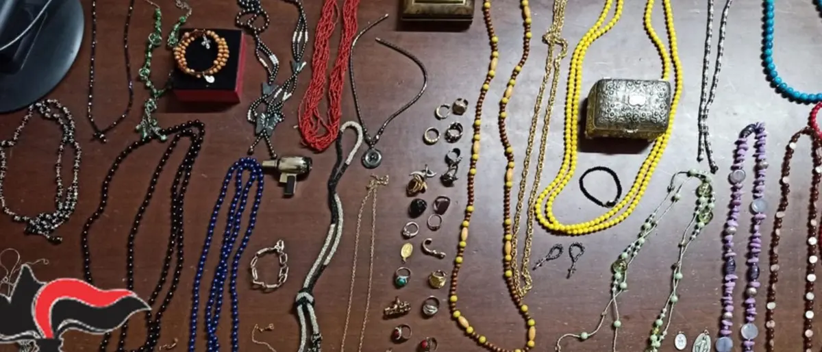 Catanzaro, ruba gioielli in una casa per 8mila euro: arrestato