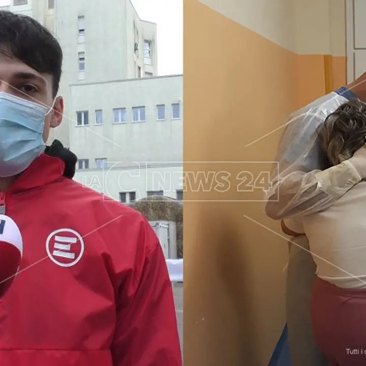 Crotone, la storia dell’abbraccio nel reparto Covid di Emergency: «Gesto di affetto e riconoscenza»