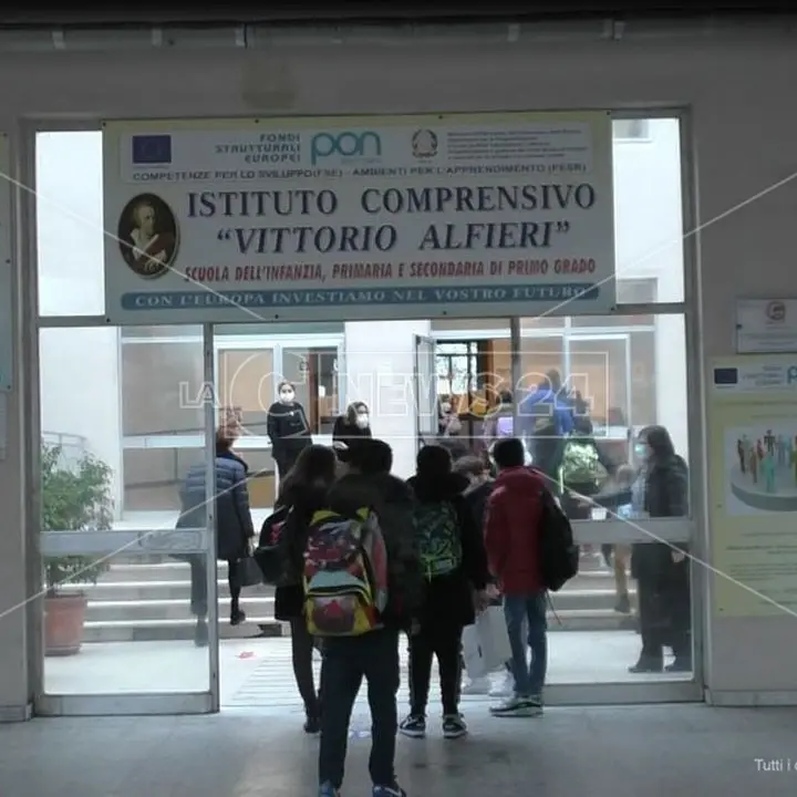 Covid Crotone, bimbo positivo al test rapido: chiusa scuola