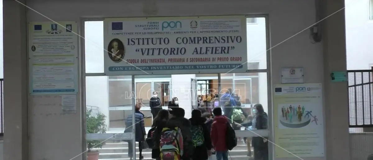 Covid Crotone, bimbo positivo al test rapido: chiusa scuola