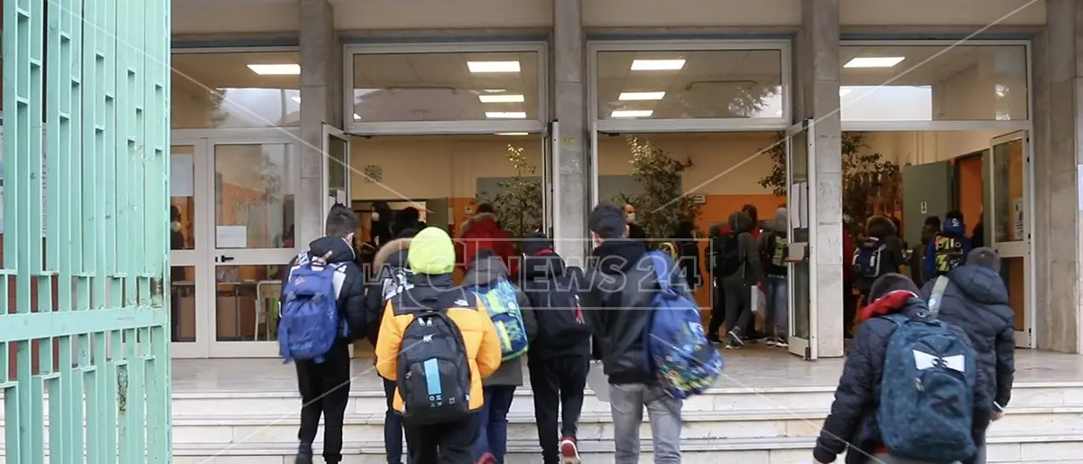 Castrovillari, si torna a scuola. I genitori: «Siamo preoccupati ma bisogna andare avanti»