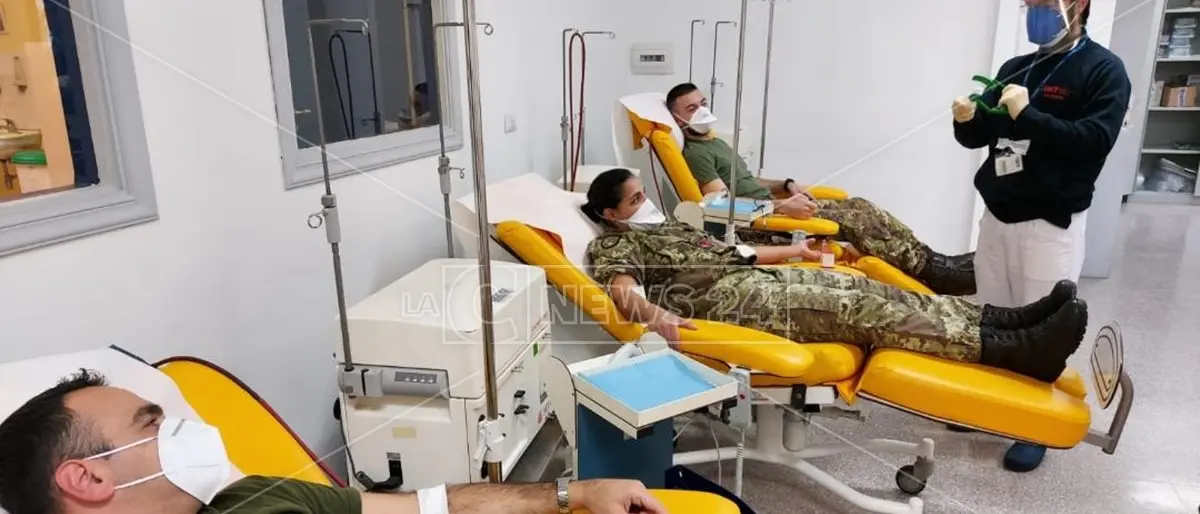 Cosenza, i militari in servizio all'ospedale da campo donano il sangue