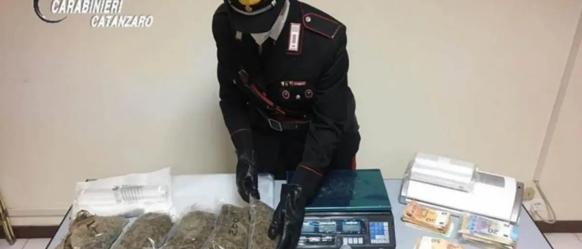 Nasconde marijuana in bidoni sotterrati, arrestato 54enne lametino