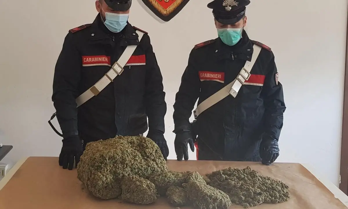 Cirò Marina, in auto con 5 kg di marijuana: arrestato 37enne