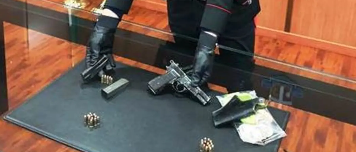 Cosenza, pistola e munizioni in camera da letto: arrestato 24enne