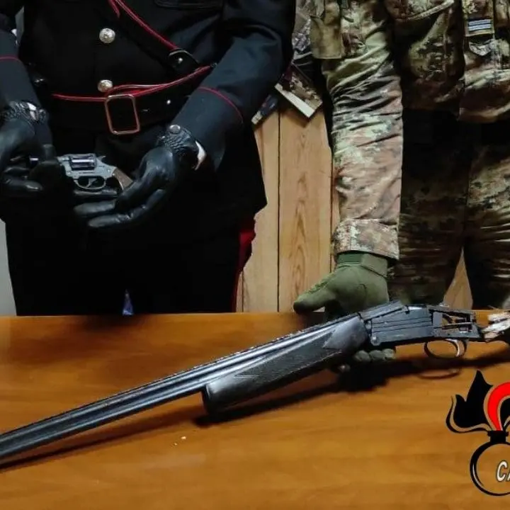 Rinvenuti una pistola lanciarazzi e un fucile pronti all’uso nel Reggino
