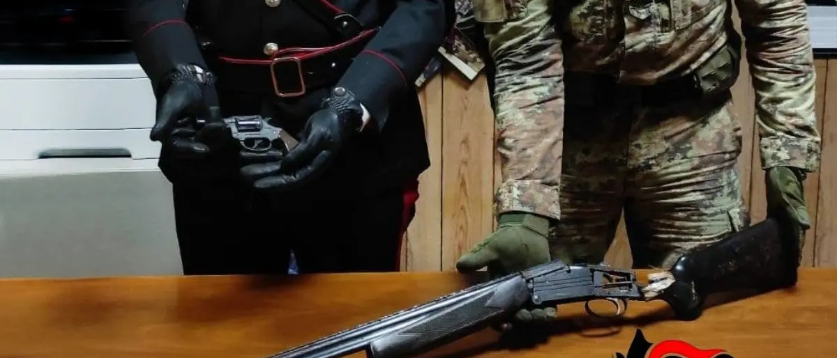 Rinvenuti una pistola lanciarazzi e un fucile pronti all’uso nel Reggino