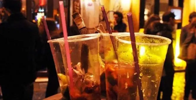 Reggio Calabria, in 20 a fare l’aperitivo seduti al bar: multe