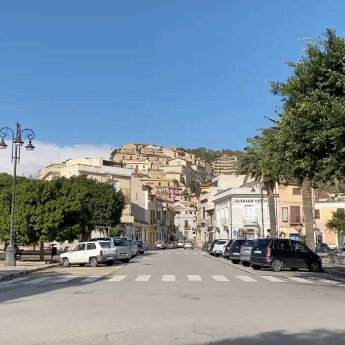 Covid Gioiosa Jonica, viola quarantena e protesta in Comune: denunciato