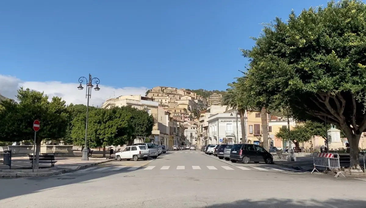 Covid Gioiosa Jonica, viola quarantena e protesta in Comune: denunciato