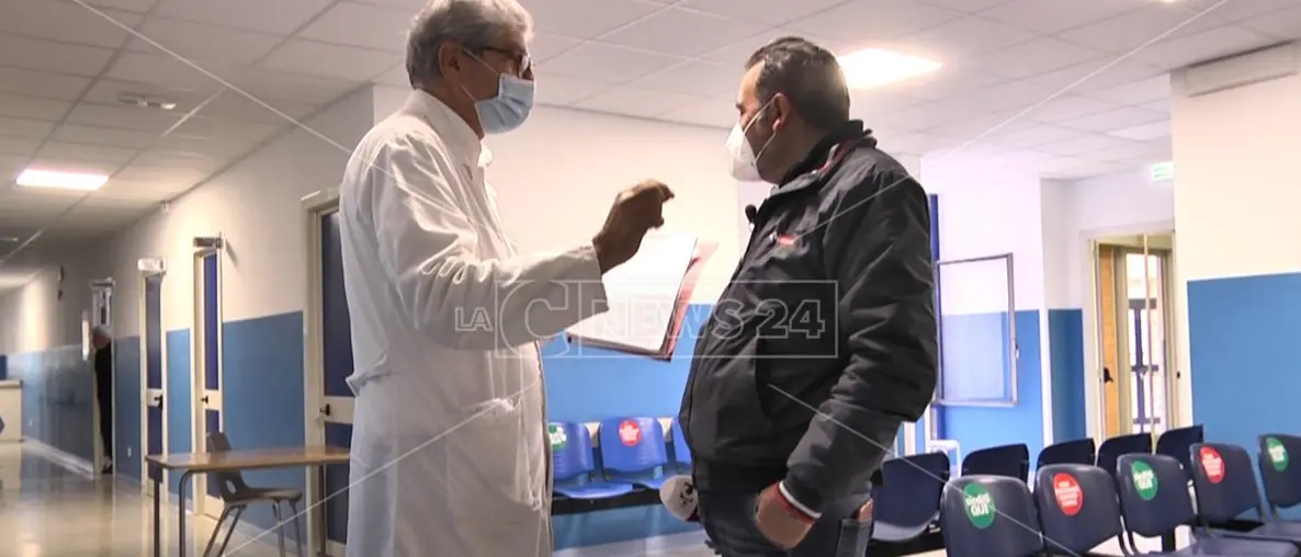 Vaccini anti-Covid e presunti favori, i Nas a Locri. I medici: «Lavoriamo in trasparenza»