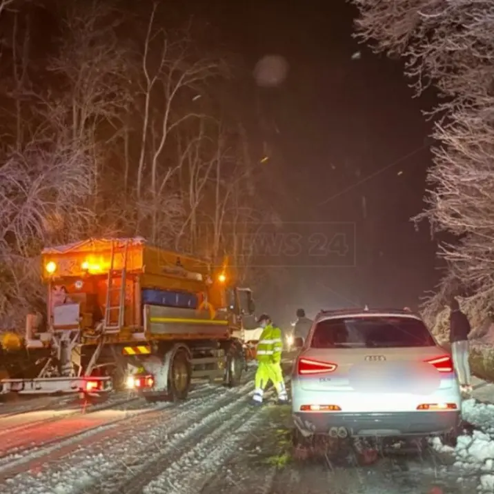Neve in Calabria, disagi lungo le strade e case senza elettricità nel Cosentino