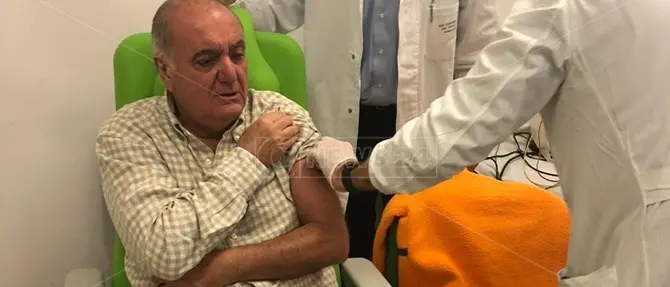 Cesareo versione social: «Il Covid è un complotto, baciatevi». Ma si vaccina