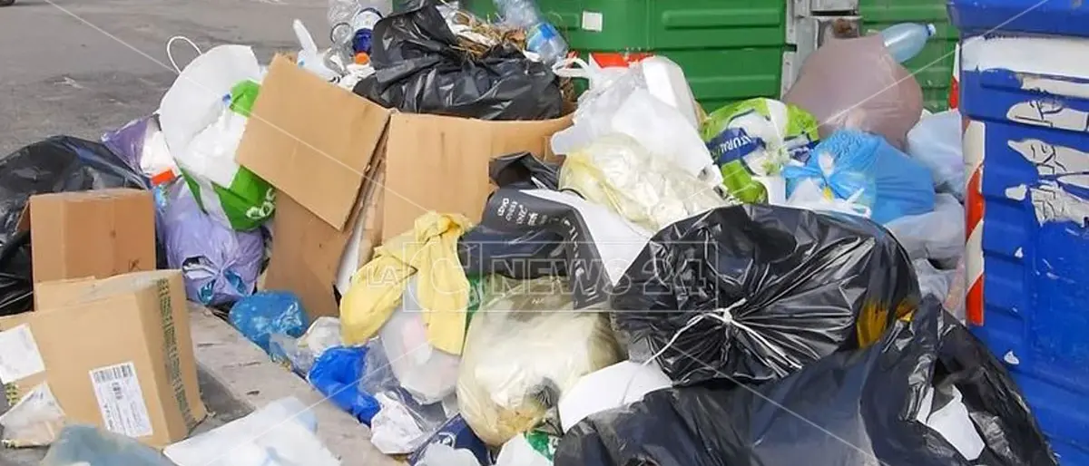 Caos rifiuti a Crotone, il sindaco: «Valutiamo conferimento fuori regione»