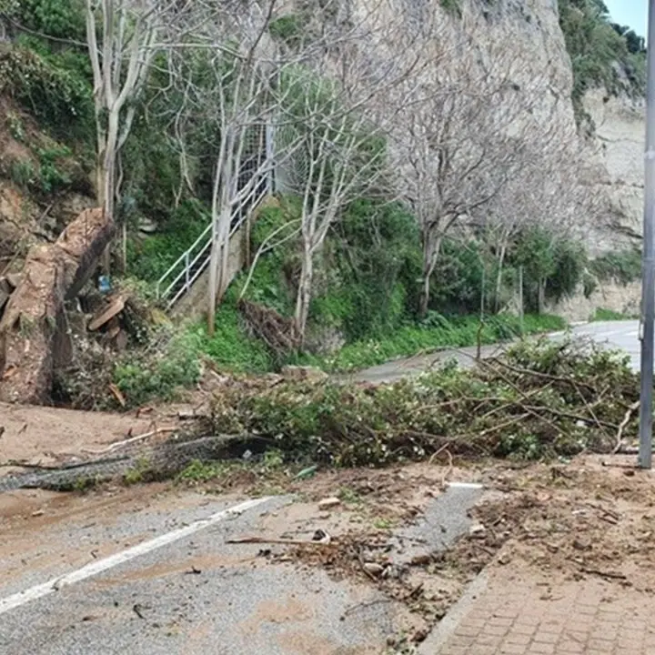 Maltempo, a Tropea la pioggia danneggia la rupe: chiuso lungomare