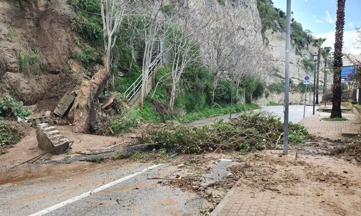 Maltempo, a Tropea la pioggia danneggia la rupe: chiuso lungomare