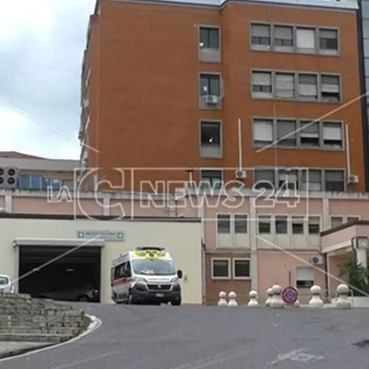 Topo nell’ospedale di Corigliano, il direttore sanitario informa i Nas