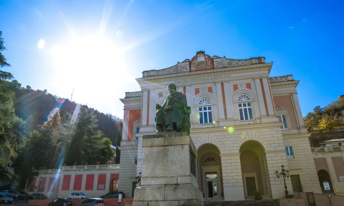 Il Rendano rischia l’oblio: petizione online per salvare lo storico teatro di Cosenza