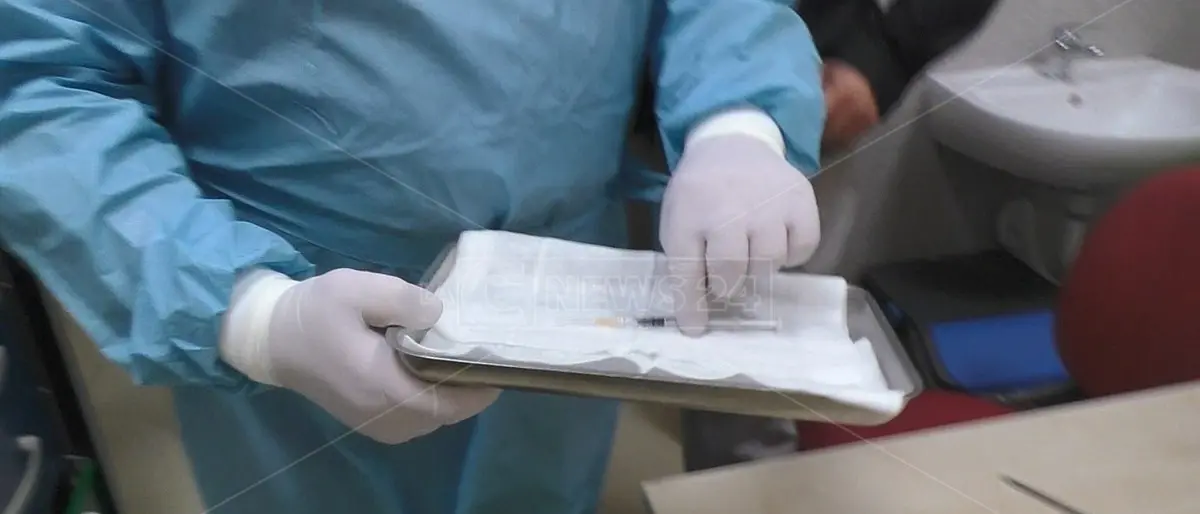 Vaccini, Pfizer manda più dosi e la Regione cerca lo sprint: «Basta stoccare le fiale per i richiami»