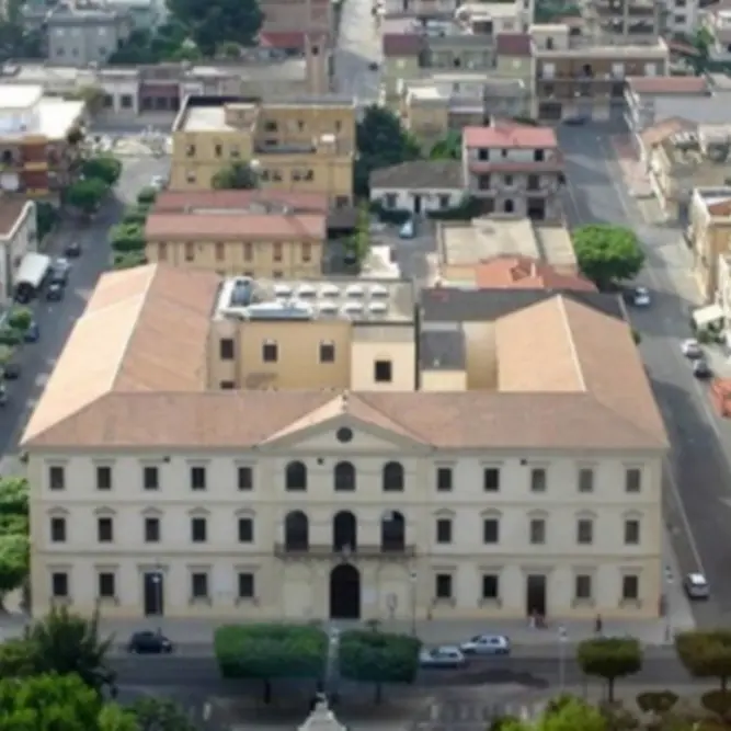 Covid, a Locri il contagio dilaga: i casi salgono a 138. Chiuse scuole e parco giochi