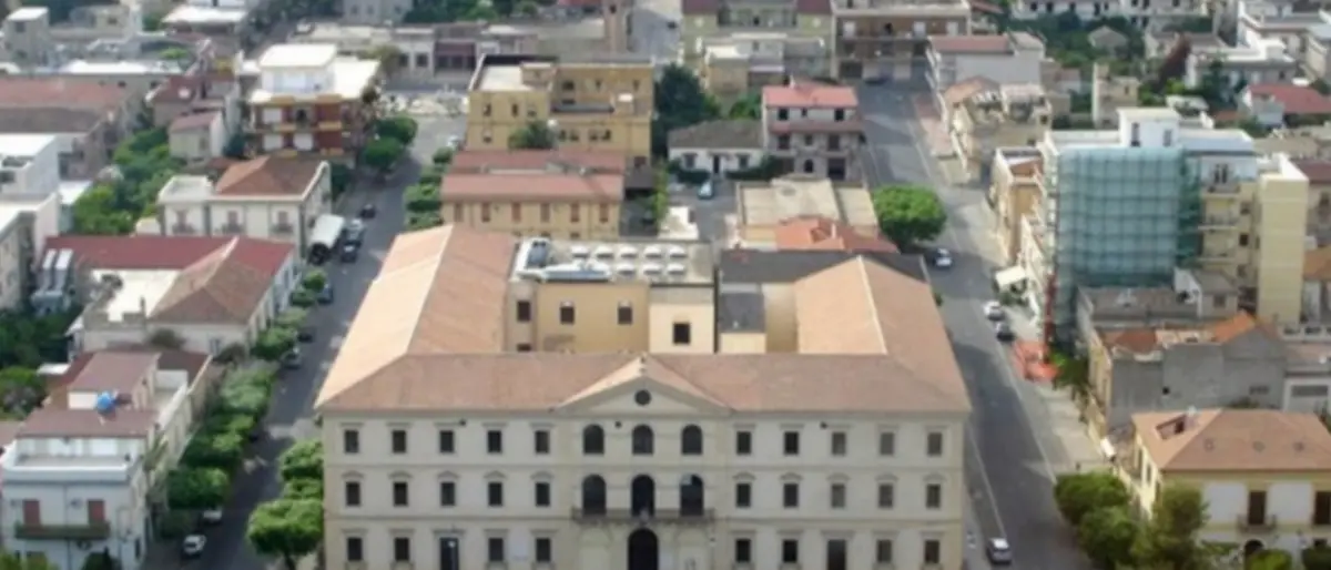 Covid, a Locri il contagio dilaga: i casi salgono a 138. Chiuse scuole e parco giochi