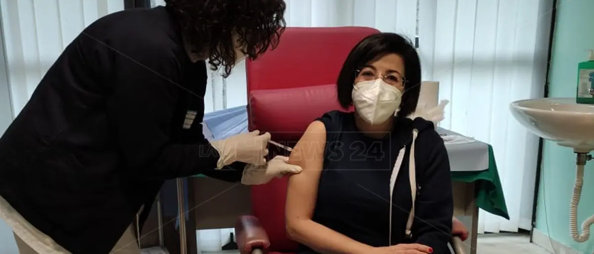 Cosenza, iniziano i richiami: seconda dose alla prima infermiera vaccinata