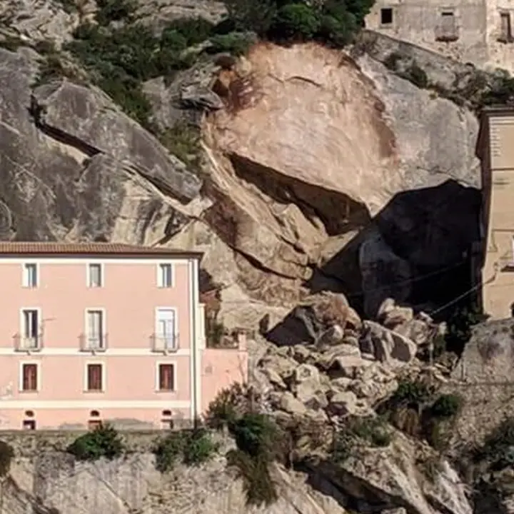 Amantea, frana un costone roccioso nel centro storico e sfiora i palazzi