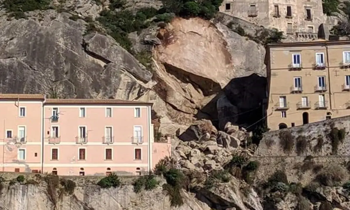 Amantea, frana un costone roccioso nel centro storico e sfiora i palazzi