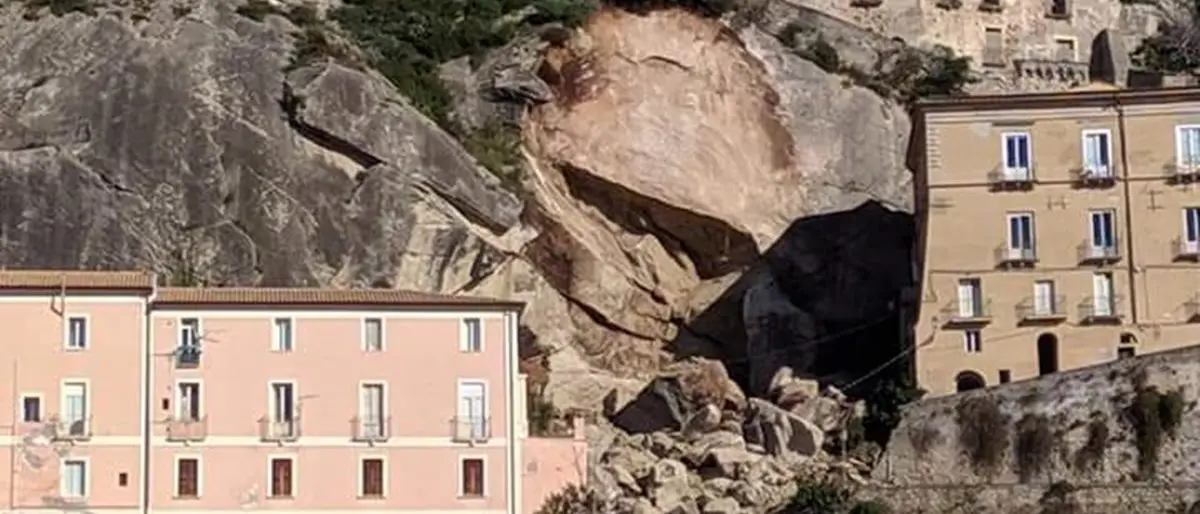 Amantea, frana un costone roccioso nel centro storico e sfiora i palazzi