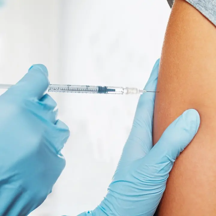 Vaccini anti-Covid, taglio del 25% in Calabria. Dosi razionate e precedenza ai richiami